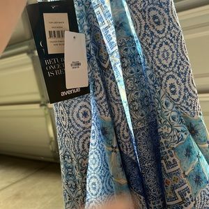 Plus size Avenue Leid Back Top color: stained glass never worn nwt size 30/32